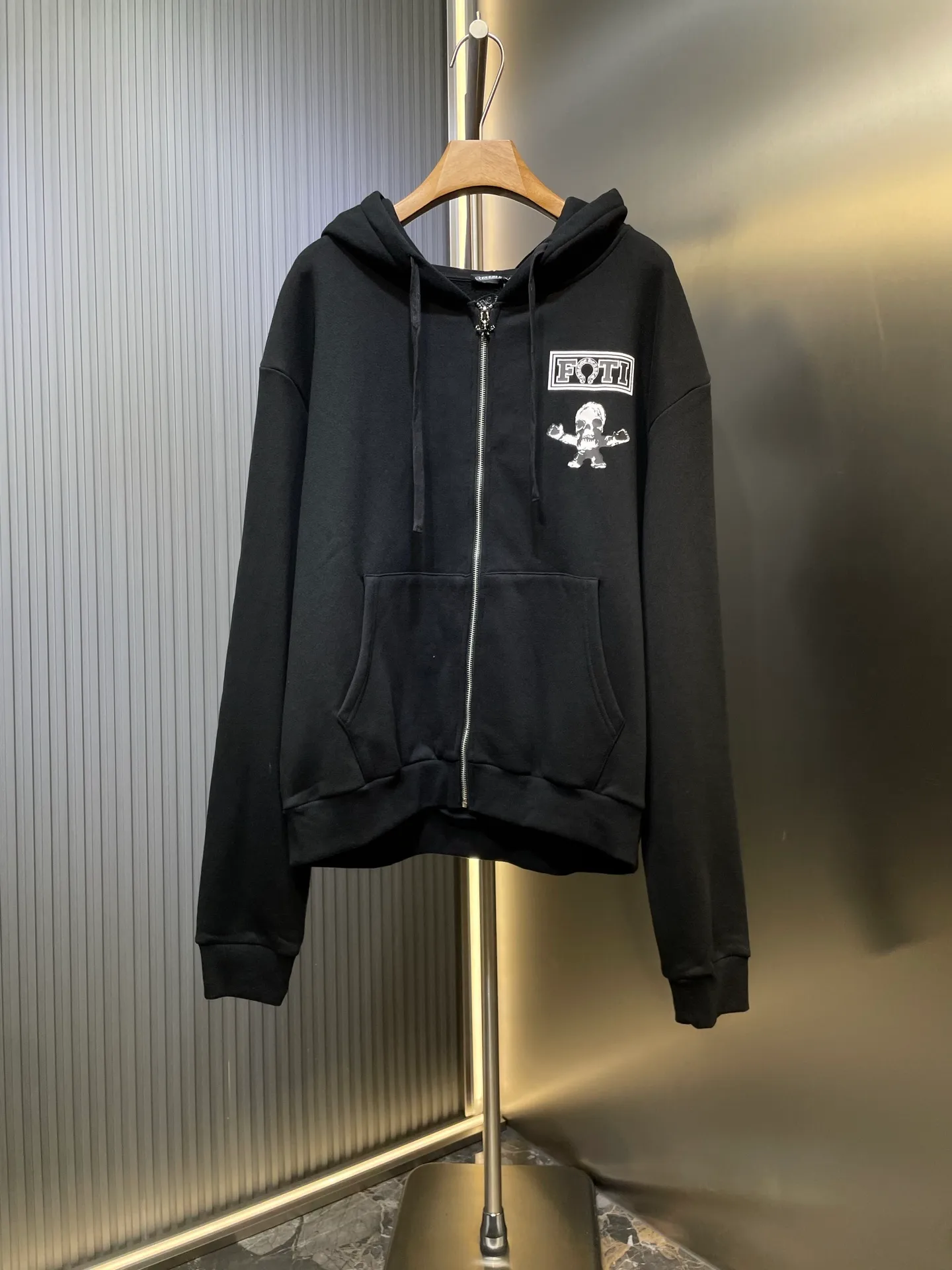 P430 Chrome hear*🌟New arrival in 2025 Colorful printed hooded jacket Customized YB twill cotton material Comfortable and breathable Stiff and stylish Hooded zipper jacket cut Loose Oversized silhouette Fashionable and casual Decorated with the iconic letter logo on the chest Echoing the large colorful nine-square grid pattern on the back The brand style instantly improves The rich visual effect makes it more fashionable The slim version adds vitality Daily casual wear guide Relaxed and fashionable Customized surface accessories, please check the version size: s-xl